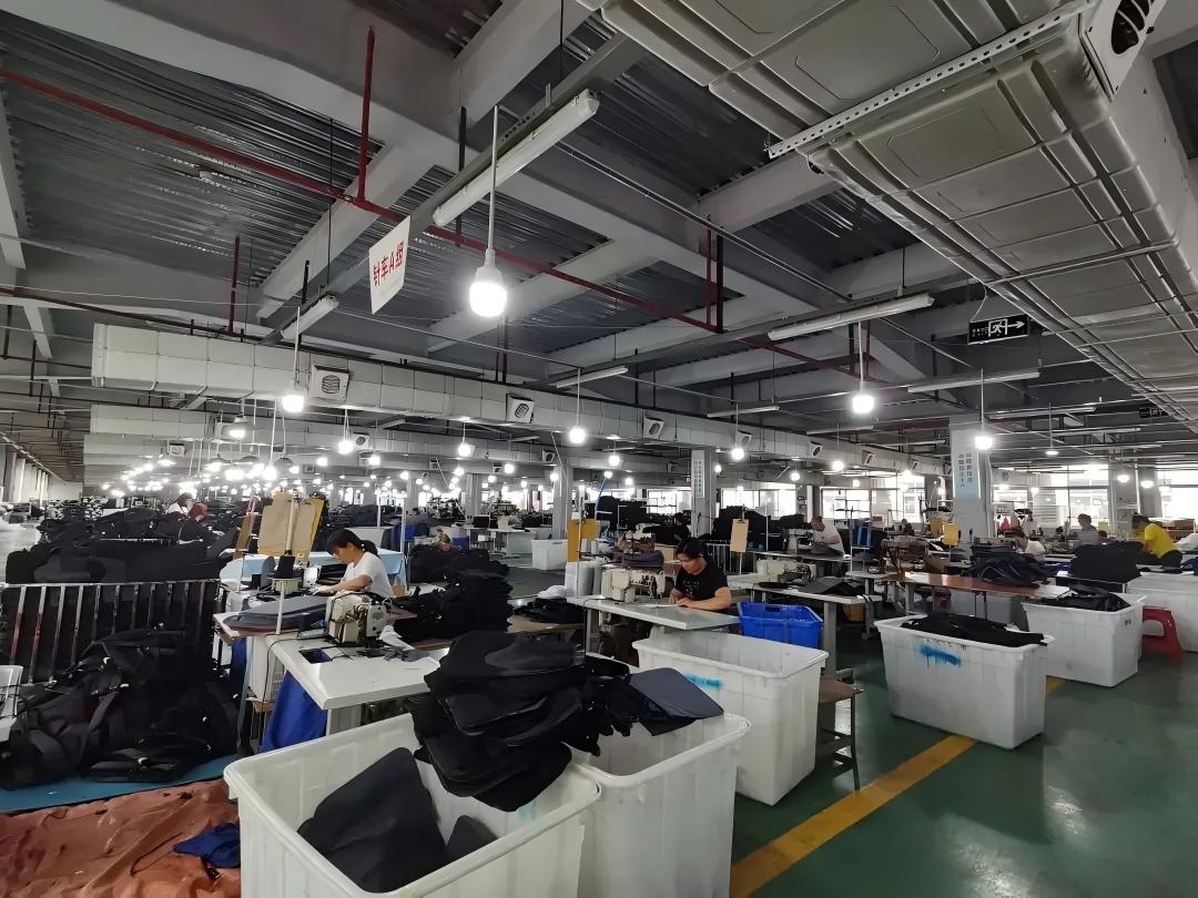 泗众贸易深耕布艺制品供应链，外贸手提袋与居家抱枕定制业务稳步拓展
